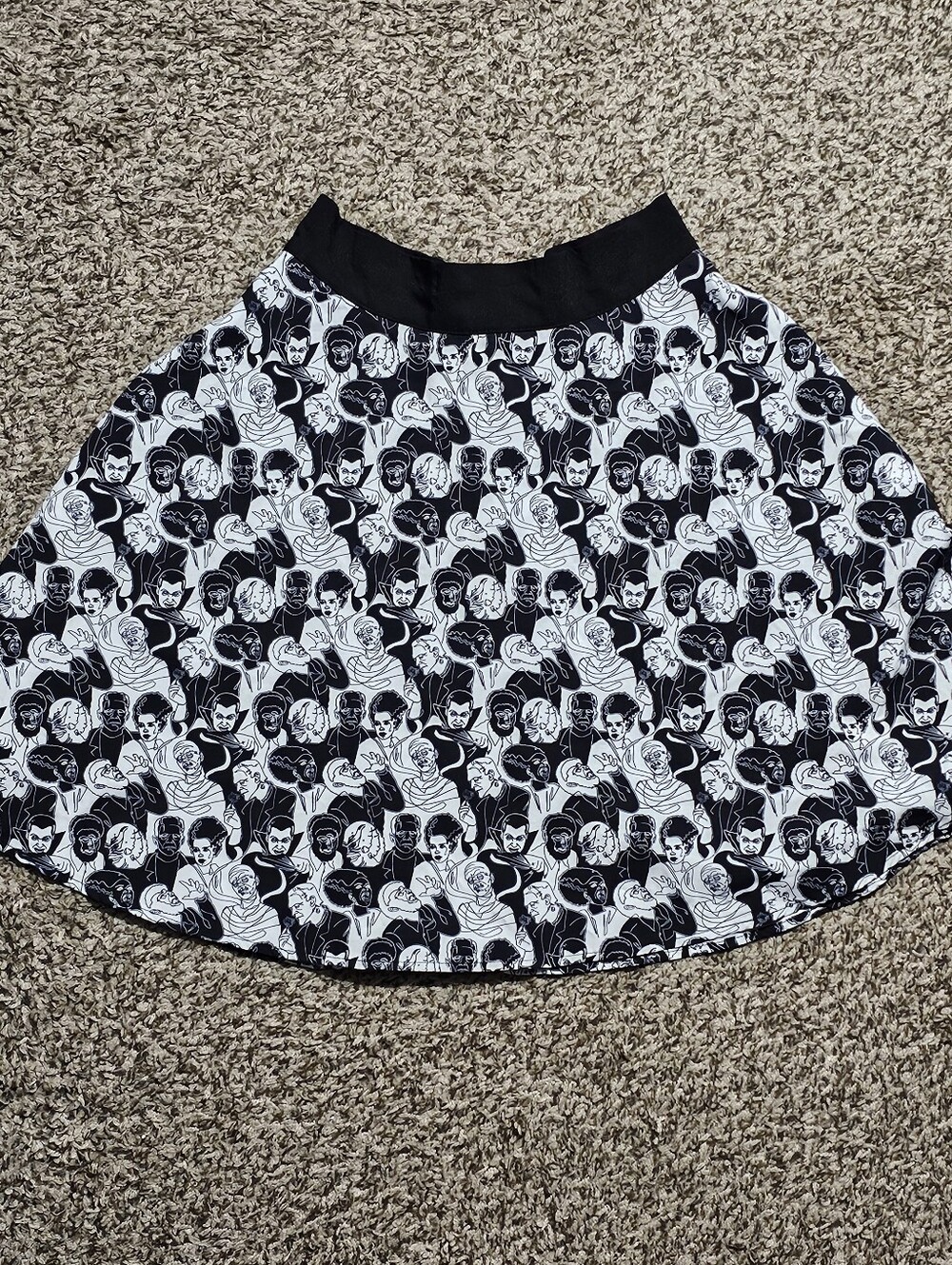 Universal Studios Monster.tm Unique Vintage Black & White Pattern Women’s Skirt
